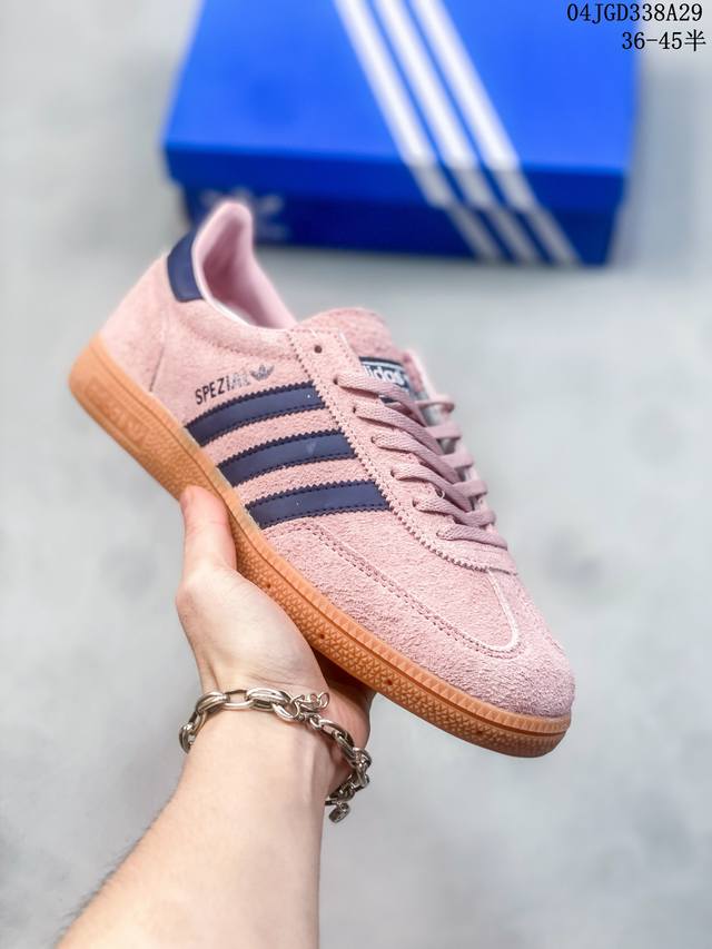 阿迪达斯 Adidas Handball Spezial 三叶草学院风复古休闲板鞋 德训鞋 橡胶底柔软皮革经典运动鞋女士板鞋。圆头、缝合拼接设计、正面绑带、鞋舌