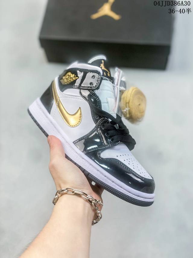 耐克 Nike Air Jordan 1 Retro High Og 乔丹一代篮球鞋复刻运动鞋 皮面高帮板鞋的设计灵感源自运动夹克，带你重温入选球队时刻。采用经