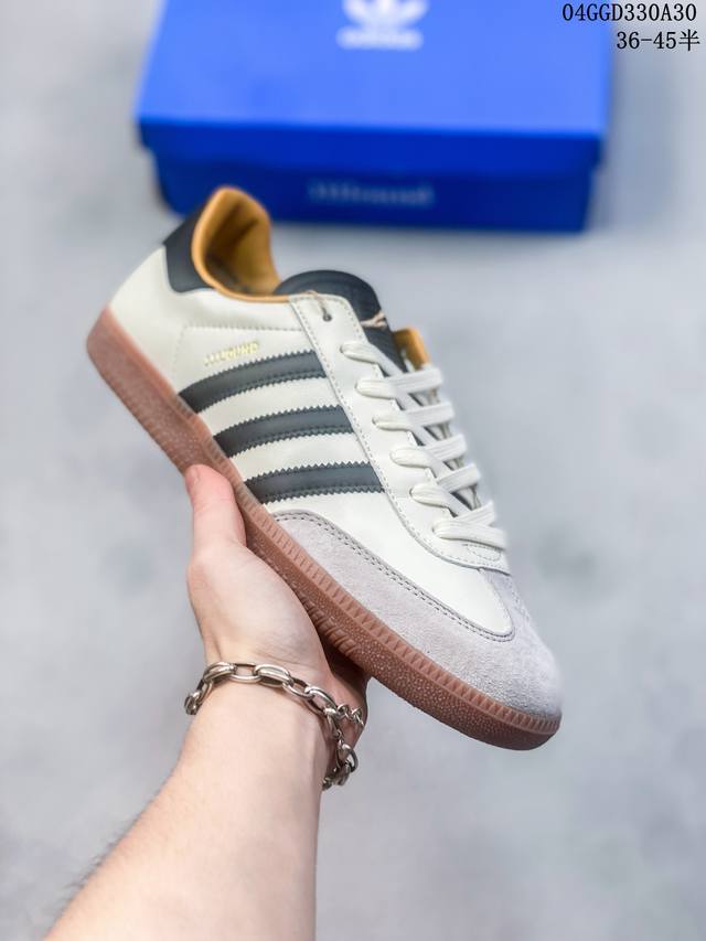 阿迪达斯 Adidas Handball Spezial 三叶草学院风复古休闲板鞋 德训鞋 橡胶底柔软皮革经典运动鞋男女士板鞋。圆头、缝合拼接设计、正面绑带、鞋