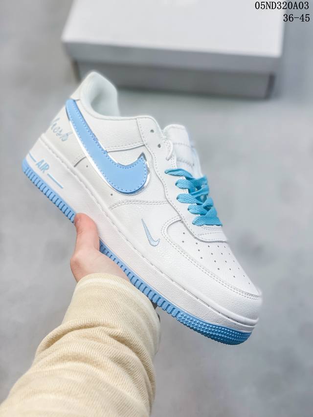 耐克nike Air Force 1 Low 空军一号低帮百搭休闲运动板鞋。柔软、弹性十足的缓震性能和出色的中底设计，横跨复古与现代的外型结合，造就出风靡全球三