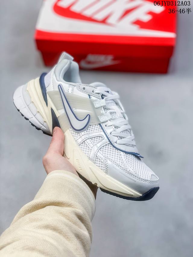 公司级nike V2K Runtekk 灰白 减震防滑复古低帮跑步鞋 材质上使用大面积网眼 皮革 Tpu 组成 支撑和透气性肯定不错 中底处由 Cushlon