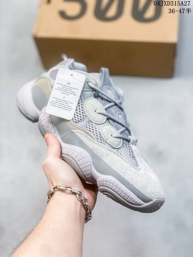 阿迪达斯adidas Yeezy Desert Rat 椰子500 原纸板原档案原楦头开模打造，鞋面采用皮革、磨砂小牛皮、麂皮和网眼三种材质打造，以复古气息 十