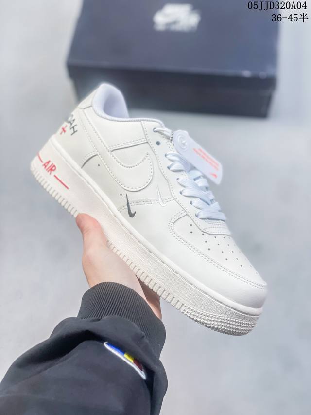 耐克nike Air Force 1 ‘07空军一号低帮百搭休闲运动板鞋。柔软、弹性十足的缓震性能和出色的中底设计，横跨复古与现代的外型结合，造就出风靡全球三十