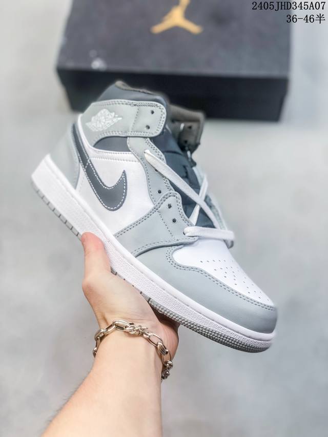 头层小牛皮 耐克 乔丹air Jordan 1 Low Aj1 乔1 乔丹1代aj1 低帮复古文化休闲运动篮球鞋 从1985 年面世的元年款汲取设计灵感，采用简