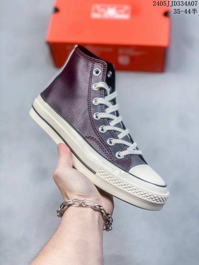 Converse Chuck 70S 皮面撞色 为了迎合匡威迷们能在这个季节去踏春，穿上他们最爱的1970S版型而又不怕脏，公司应用了荔枝纹的高端皮面作为原材料