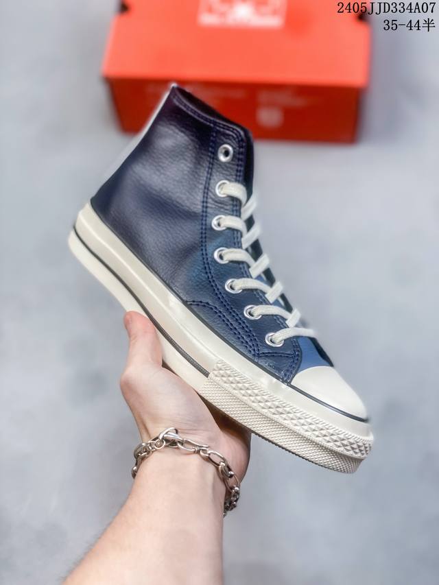 Converse Chuck 70S 皮面撞色 为了迎合匡威迷们能在这个季节去踏春，穿上他们最爱的1970S版型而又不怕脏，公司应用了荔枝纹的高端皮面作为原材料