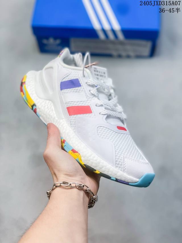 Ad Originals 2020 Day Jogger Boost 夜行者2.0 慢跑者系列高弹复古休闲运动跑鞋 H03262 这是一双造型醒目的鞋，因为反光