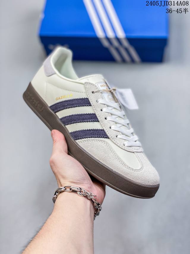 阿迪达斯 Adidas Originals Gazelle Indoor 复古三叶草防滑透明橡胶板鞋经典运动鞋。这款经典鞋,忠于原版设计,缀撞色三条纹和鞋跟饰片