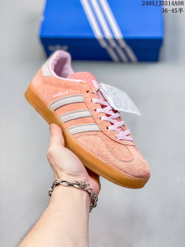 阿迪达斯 Adidas Originals Gazelle Indoor 复古三叶草防滑透明橡胶板鞋经典运动鞋。这款经典鞋,忠于原版设计,缀撞色三条纹和鞋跟饰片