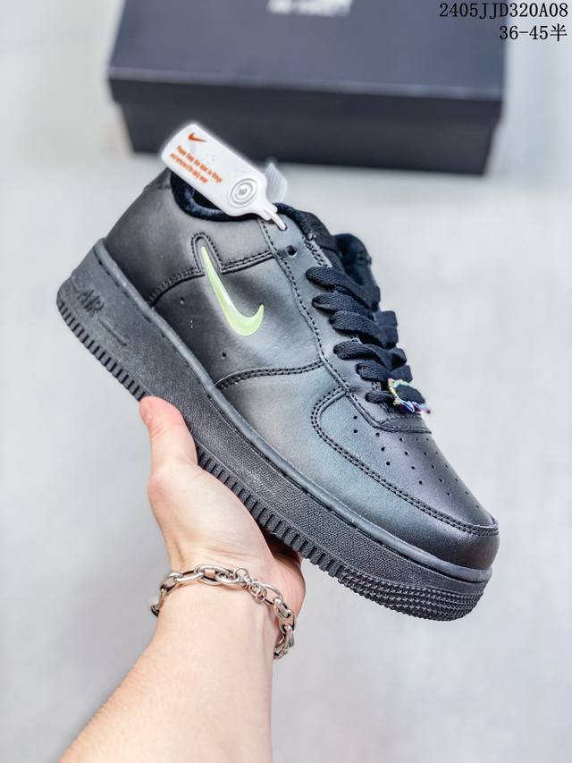 耐克nike Air Force 1 Low 空军一号低帮百搭休闲运动板鞋。柔软、弹性十足的缓震性能和出色的中底设计，横跨复古与现代的外型结合，造就出风靡全球三