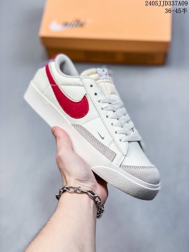 耐克 Nike Blazer Low '77 Jumbo 男女子运动鞋抓地板鞋革新重塑经典街头人气鞋款 采用人气传统外观，巧搭大号耐克勾勾设计和宽大鞋带。柔软泡