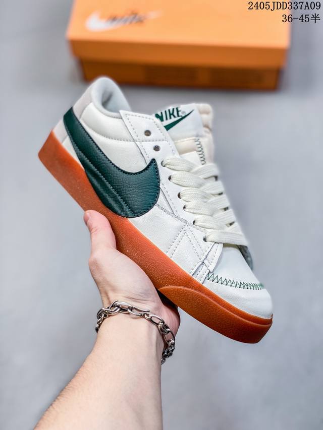 耐克 Nike Blazer Low '77 Jumbo 男女子运动鞋抓地板鞋革新重塑经典街头人气鞋款 采用人气传统外观，巧搭大号耐克勾勾设计和宽大鞋带。柔软泡