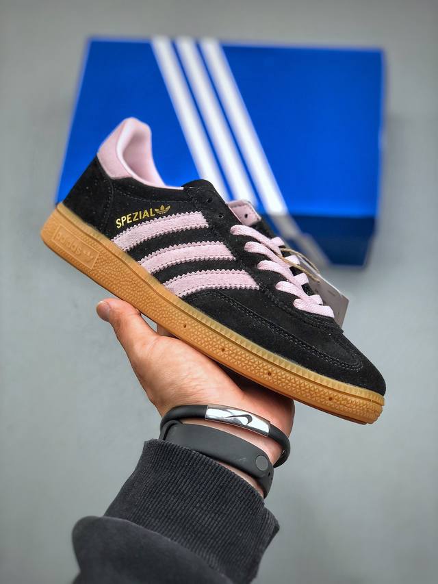 Adidas Ordinals Handball Spzl 黑粉此款鞋采用近几年比较流行的版型设计，外观时尚大气。鞋底采用耐磨的材质，穿上它，让您感觉到舒适的体