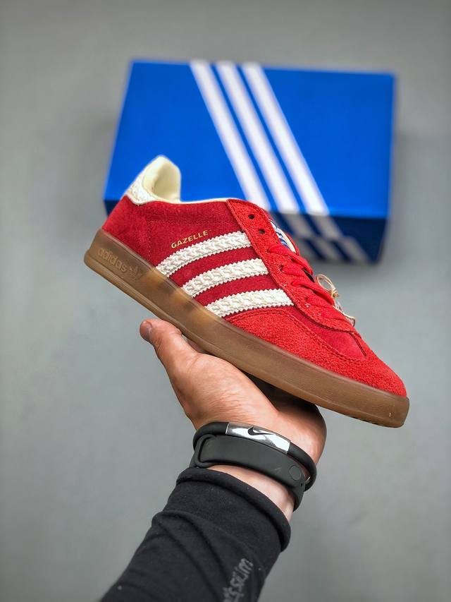 E 阿迪达斯adidas Originals Gazelle Indoor 德训系列三叶草复古休闲运动板鞋 货号：If1808 鞋面采用反绒革组合环保纤维革材质