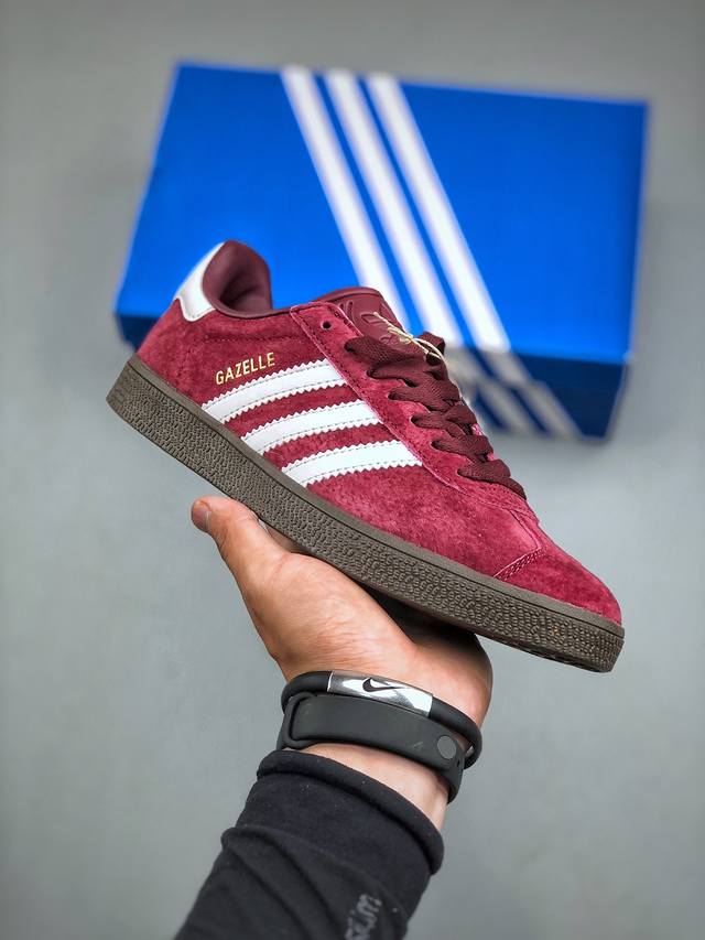 Adidas Originals Gazelle 低帮复古百搭休闲运动板鞋采用软质纤维牛剖皮组合进口丝光猪巴革鞋面材质 #海玻璃脚垫 #外置耐磨大底 货号： I