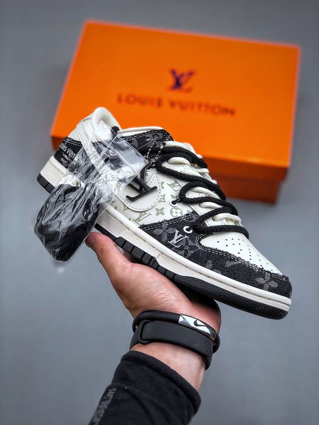 K Lv X Nike Dunk Low 黑牛仔印花此款主张打破传统的工业化流水线设计限制，以made By Ideas的超级创意为理念，集结众多潮流设计师，结