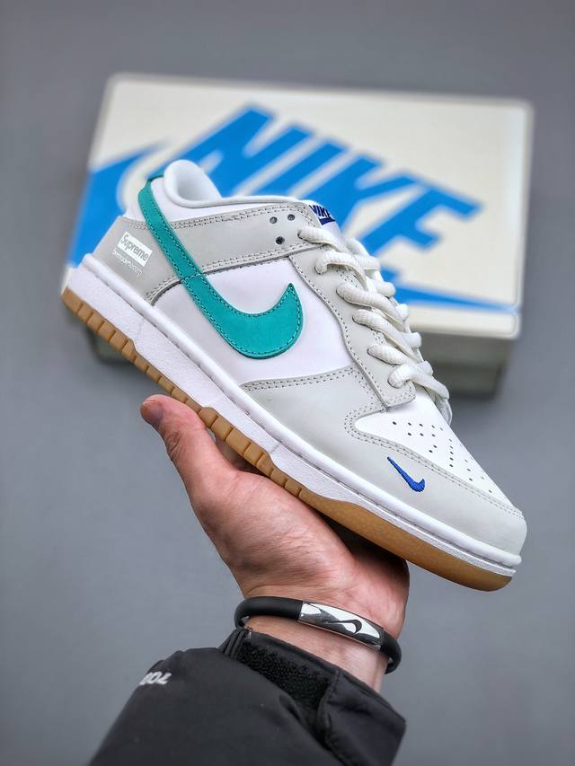 欢庆五一，爆款特价』 福利 Supreme X Nike Dunk Low 米白浅绿此款穿着灰白和蒂芙尼绿配色方案。产品采用全皮革制成。它以白色为底色，搭配蒂芙