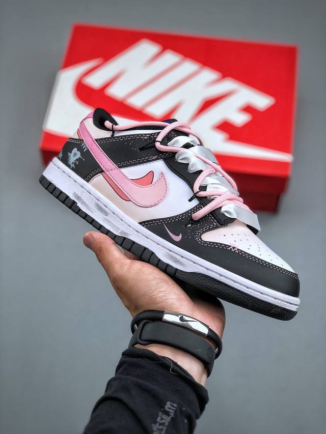 E Nike Dunk Low 雪林克速 黑白粉此款整体配色为潮酷的黑白粉配色，主体色黑白色，搭配简单手绘，整体简洁百搭，全面对接潮流搭配。货号：Dh9765-