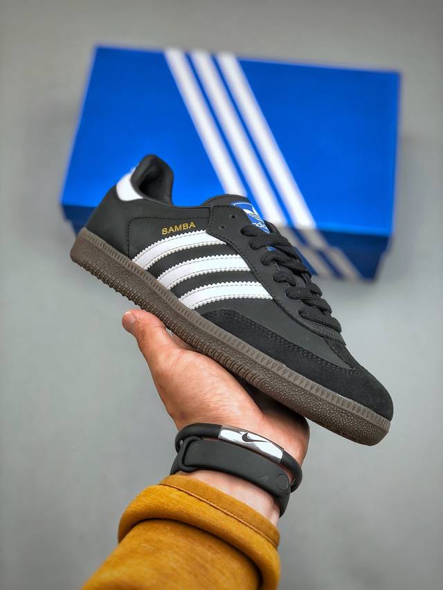 Adidas Originals Samba Og 黑白此款samba经典鞋，采用皮革鞋面，搭配绒面革鞋头前条。鞋跟标和三条纹色彩亮丽，为复古造型注入新意。鞋舌