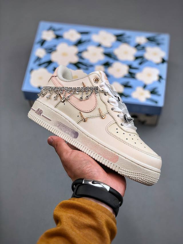 K “浪漫邂逅”订制空军一号板鞋 该定制款球鞋原鞋选用为nike Air Force 1空军一号低帮复古耐磨板鞋 ，本鞋款选用经典的nike Air Force