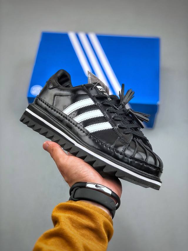 K Clot X Adidas Originals 黑色此款将贝壳头重新演绎，鞋身整体以superstar为蓝本，搭配白色三道杠logo。鞋舌部分带有特殊的流苏