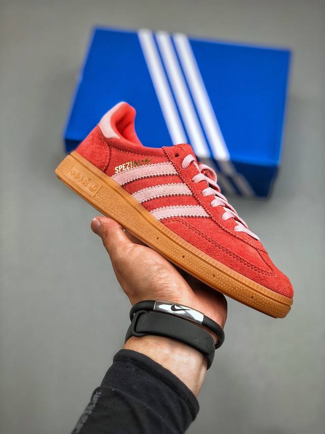 F阿迪达斯 Adidas Handball Spezial 三叶草学院风复古休闲板鞋 德训鞋 橡胶底柔软皮革经典运动鞋女士板鞋。圆头、缝合拼接设计、正面绑带、鞋