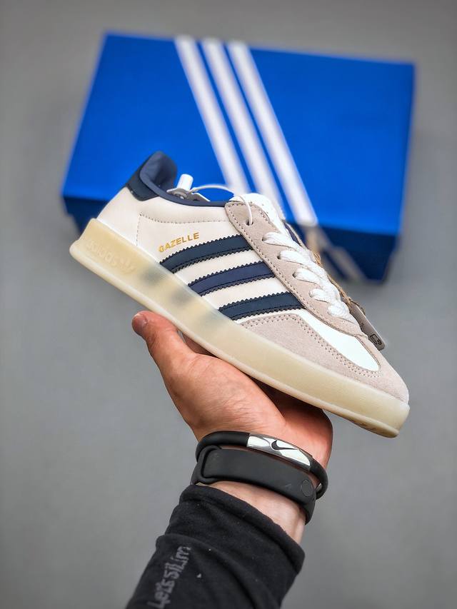 K Adidas Gazelle Indoor Trainers 羚羊内训系列低帮复古百搭休闲运动德训风板鞋““米白浅灰藏蓝”Ig1643 尺码：36-45 半