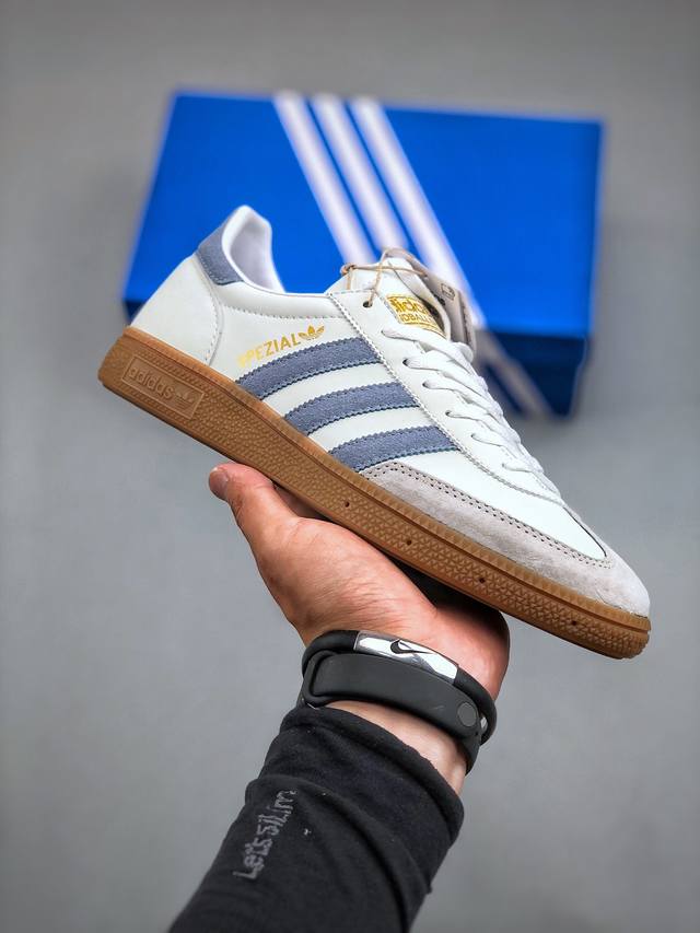 Adidas Handball Spezial 三叶草板鞋原盒包装 承载青春情怀的板鞋，是现在潮男靓女上脚的大热鞋款 经典三条杠装饰鞋侧 品牌辨识度清晰 货号：