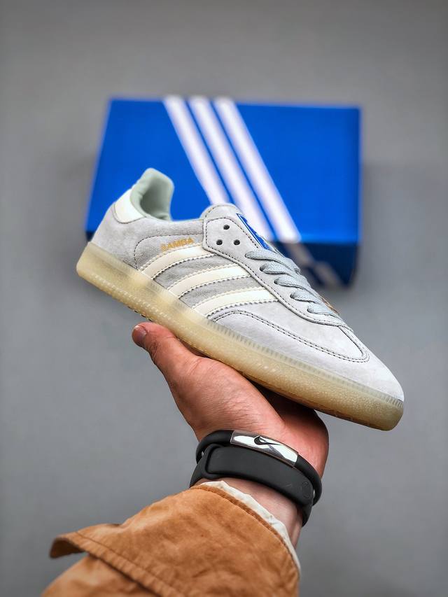 Adidas Originals Gazelle Indoor ”浅绿白“ 这款阿迪达斯运动鞋是 1979年 Gazelle Indoor 运动鞋的复兴，柔软的