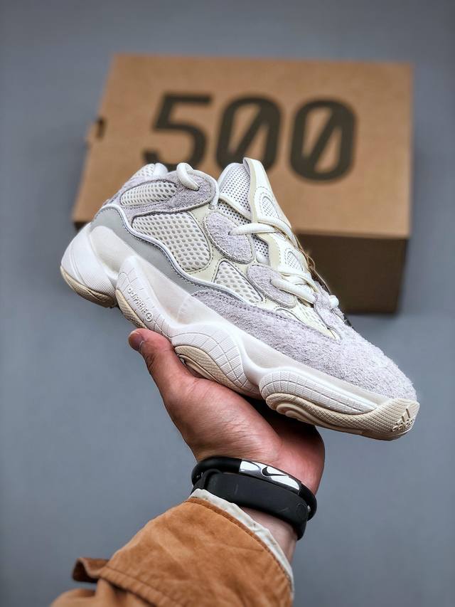 Adidas Yeezy Desert Rat 椰子500 原纸板原档案原楦头开模打造，鞋面采用皮革、网眼三种材质打造，以复古气息 十足的 Adiprene 中