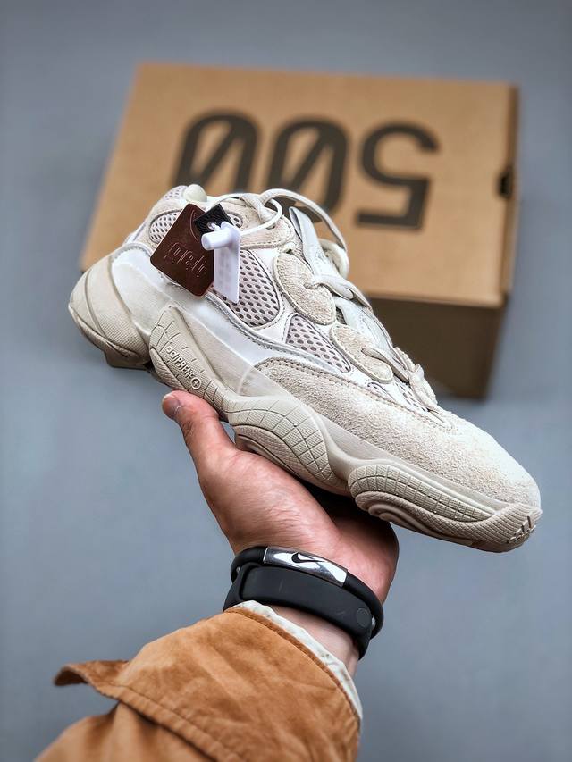 Adidas Yeezy Desert Rat 椰子500 原纸板原档案原楦头开模打造，鞋面采用皮革、网眼三种材质打造，以复古气息 十足的 Adiprene 中