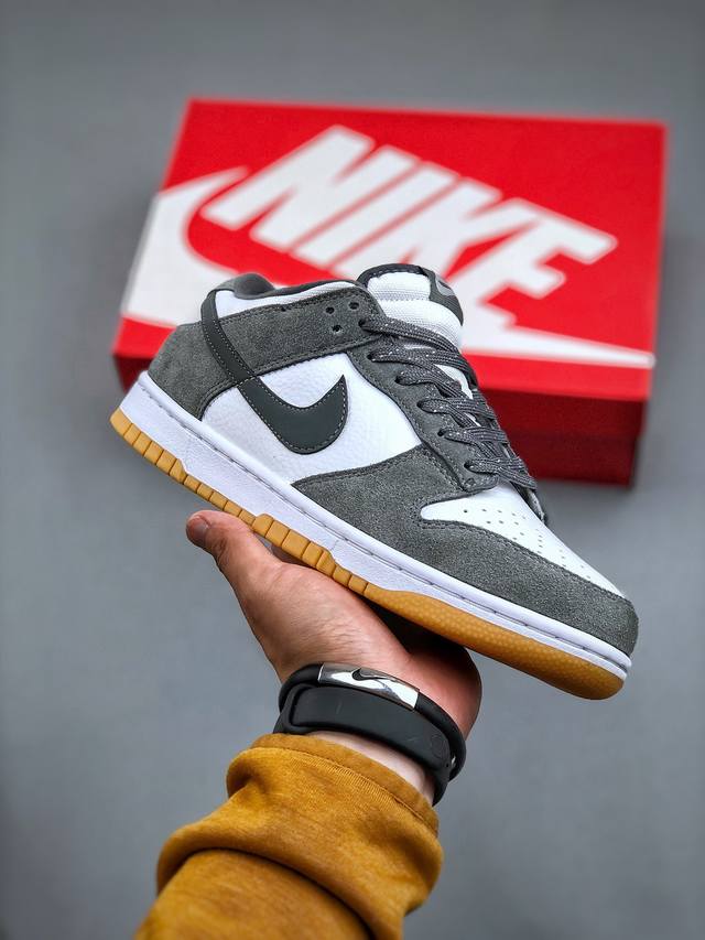 E Nike Dunk Low ”Grey Gum“ 深灰色sb低帮休闲运动滑板鞋 #鞋身整体以优质的荔枝皮为底，搭配深灰色麂皮框架设计，营造出丰富的层次感，此