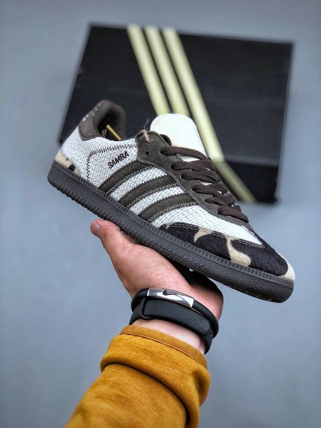 Adidas Original Sambao Classic 复古桑巴板鞋 这款桑巴鞋展示了高质量的工艺 带有装饰的超锁缝制和无缝的手感 柔软、柔软的皮革造型和