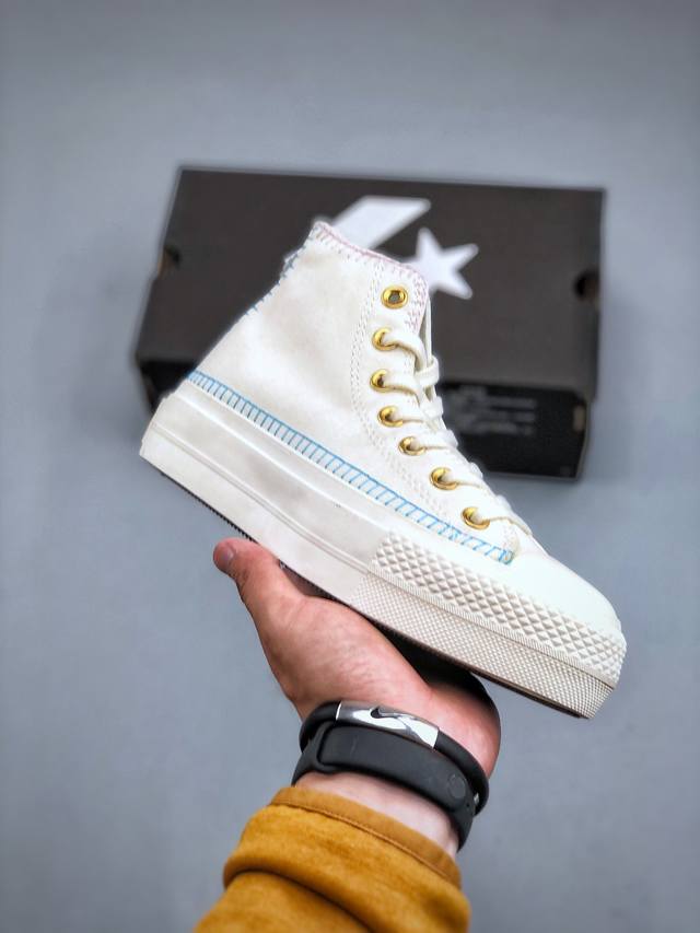 新款 厚底小雏菊金扣出货 Converse All Star Lift 厚底金扣增高小雏菊高帮，这款厚底鞋彩用缤纷缝线打造手工感造型与花朵图案为夏天做好了准备。