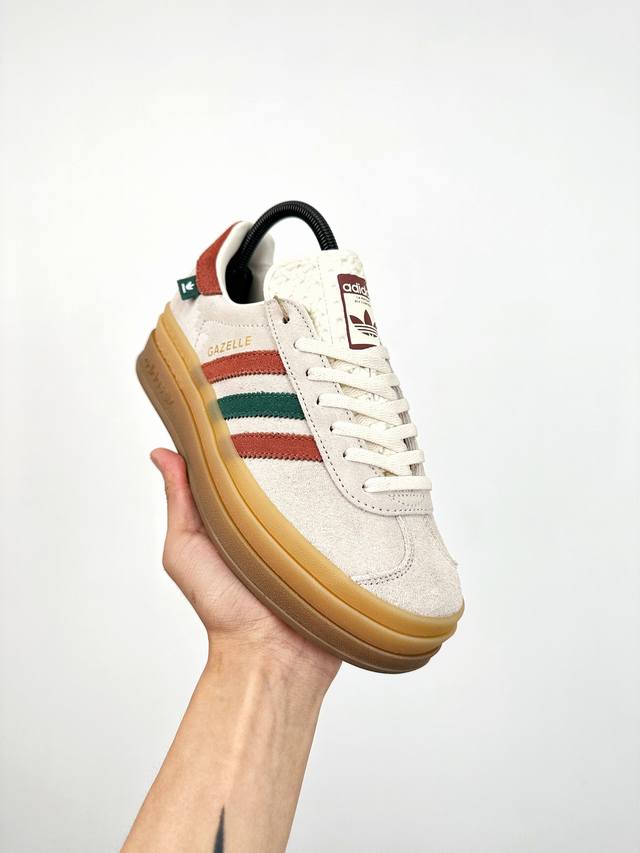 终端放货 Adidas Originals Samba Og 防滑 耐磨 低帮 板鞋 男女同款 简约大方的造型设计，给人以随性休闲的时尚格调，穿着舒适轻便，运动