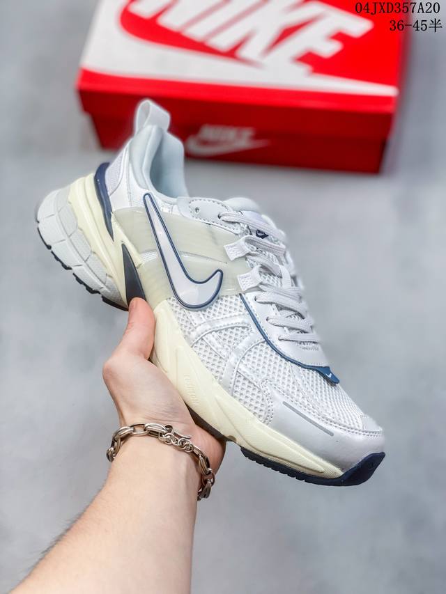 Nike V2K Run 复古单品纯原级别 复古老爹鞋跑步鞋 鞋款被命名为 Runtekk 设计上借鉴了 2000 年的跑鞋风格 配色上以金属银为主调 简练又有