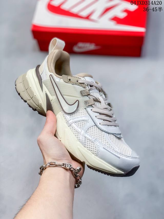 耐克nike V2K Runtekk 减震防滑复古低帮跑步鞋fd0736 103 材质上使用大面积网眼 皮革 Tpu 组成 支撑和透气性肯定不错 中底处由 Cu