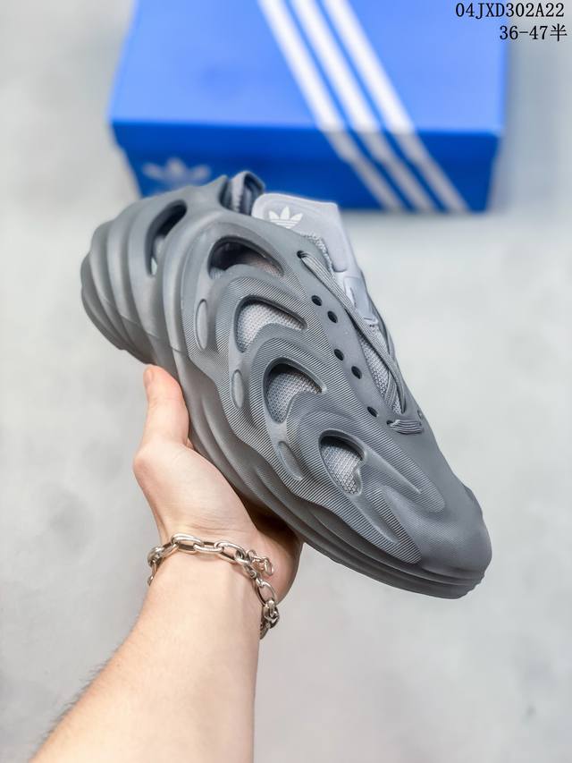 公司级阿迪达斯 Adidas Adifom Q 水波纹椰子风低帮沙滩休闲运动内靴袜子洞洞鞋 Gy0064 本次全新洞洞鞋名为fom Q 设计灵感源自 2001