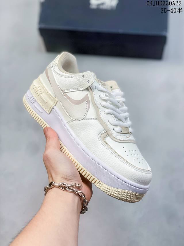 Nike Wmns Air Force 1 Shadow 马卡龙军空一号轻增量高低帮搭百板鞋。为典经设计注玩入味元素。 分层构结、大加中及底双重品牌标志，充彰份