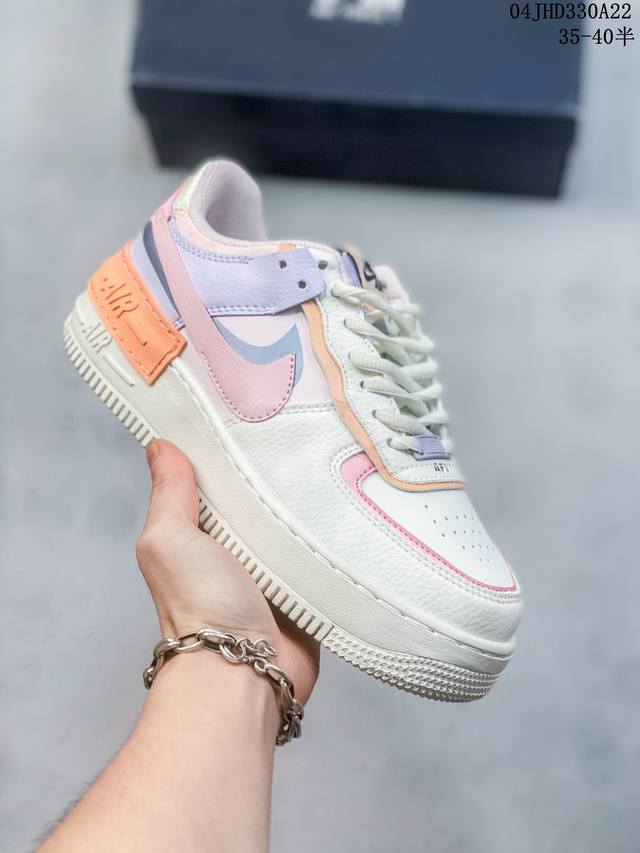 Nike Wmns Air Force 1 Shadow 马卡龙军空一号轻增量高低帮搭百板鞋。为典经设计注玩入味元素。 分层构结、大加中及底双重品牌标志，充彰份