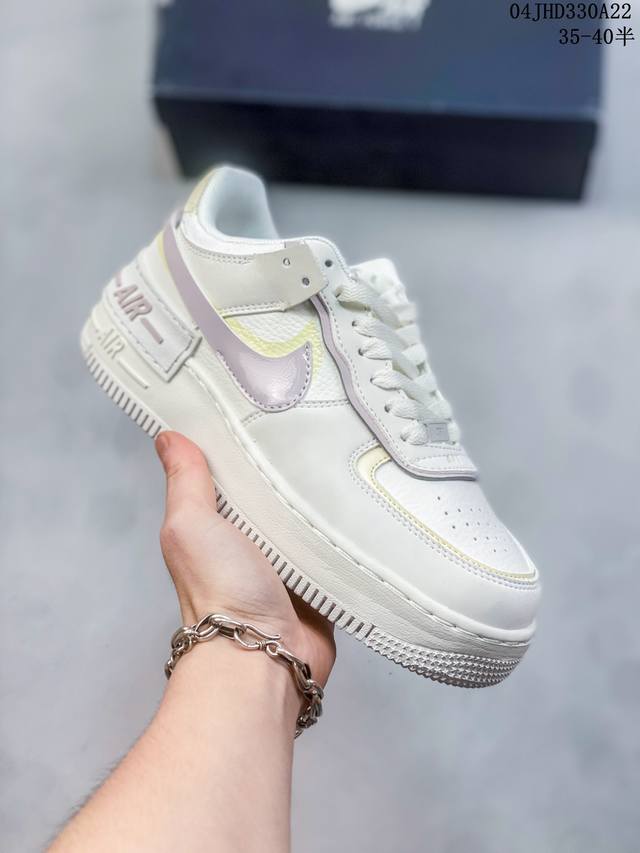 Nike Wmns Air Force 1 Shadow 马卡龙军空一号轻增量高低帮搭百板鞋。为典经设计注玩入味元素。 分层构结、大加中及底双重品牌标志，充彰份