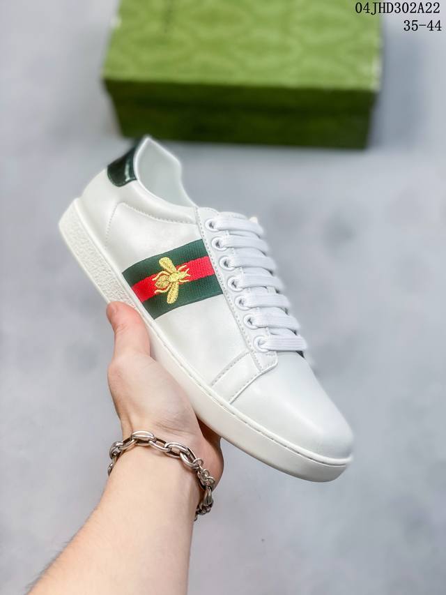 Gucci 古驰官方今年最新款男鞋，香港-专柜同步 全品相 顶级进口材料，极为亲肤舒适 摸上去非常的细腻 ，版型上很正 尺码：35-44 编码：04Jhd302