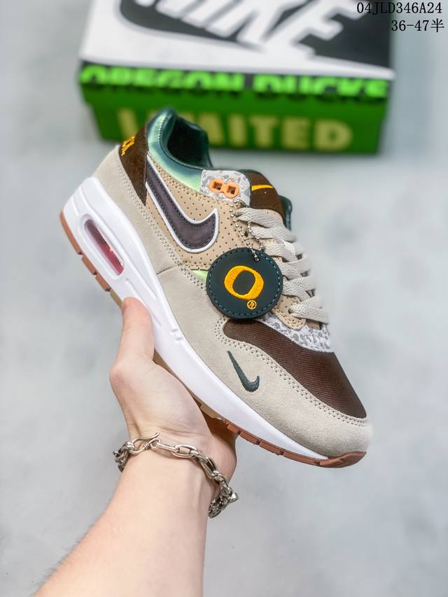 公司级nike Air Max1 侧面在经典air Max 1的元年鞋形基础加入新颖波浪形图案设计，鞋舌鞋垫都缀以patta品牌标志，鞋头处的nike Swoo