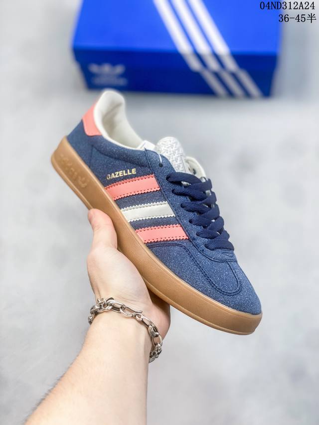 真标带半码！ 阿迪达斯adidas Gazelle Indoor 翻毛皮 三叶草复古防滑耐磨低帮板鞋 鞋款采用柔软的皮革和耐用的皮革衬里融合在橡胶外底上 尺码3