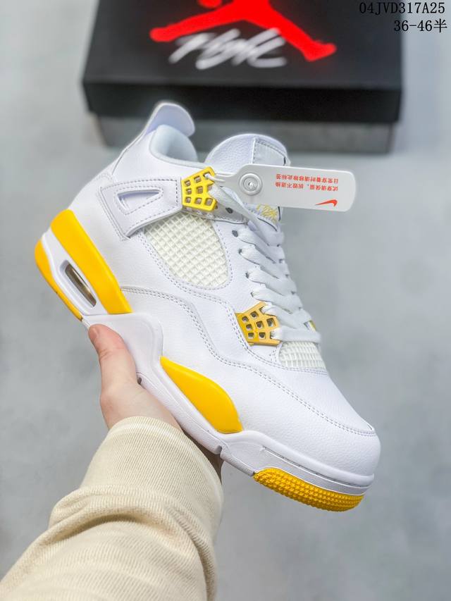 Air Jordan 4 Retro Aj4 乔丹4代 Aj4 乔4 乔丹篮球鞋系列 承袭了 Black Cat 的劲酷风范，眼前的这双 Air Jordan