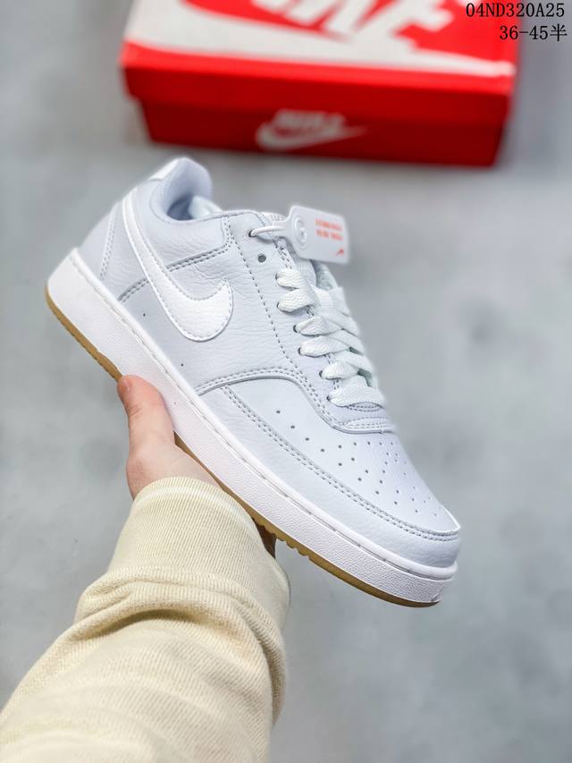 耐克 Nike Court Vision Low 低帮百搭透气休闲运动板鞋。 百搭单品正面、内侧、外侧、前面和后面视角看下这双白又白的小白鞋，它好像是一双经典的