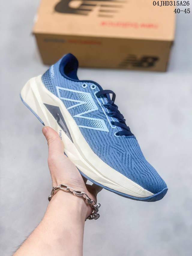 New Balance 新百伦 原楦开发版型，采用一体式工程网眼鞋面及热熔logo细节，中底嵌入fresh Foam X 中底轻量化泡沫技术，组合防滑耐磨橡胶外