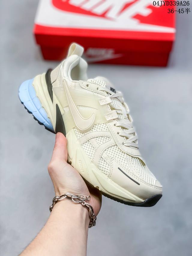 Nike V2K Run 复古单品纯原级别 复古老爹鞋跑步鞋 鞋款被命名为 Runtekk 设计上借鉴了 2000 年的跑鞋风格 配色上以金属银为主调 简练又有