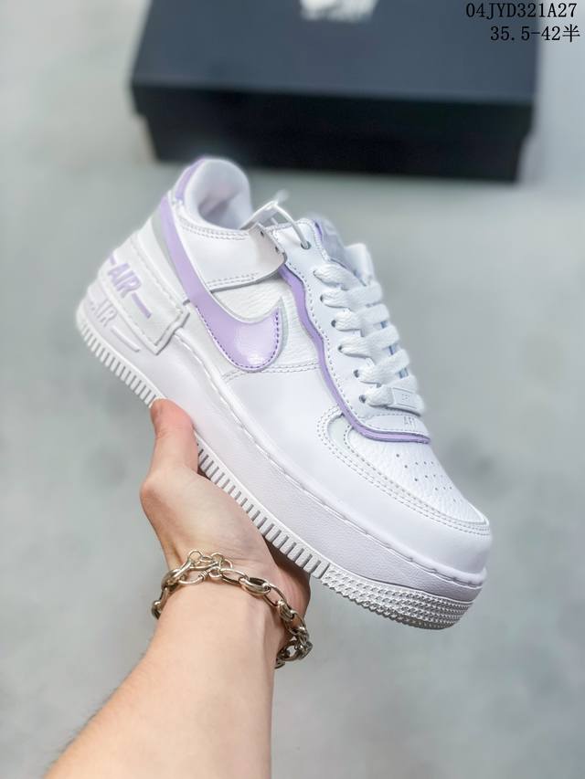 Nike Wmns Air Force 1 Shadow 马卡龙军空一号轻增量高低帮搭百板鞋。为典经设计注玩入味元素。 分层构结、大加中及底双重品牌标志，充彰份