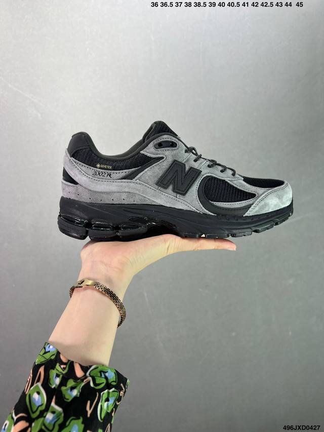 公司级new Balance 2002R 跑鞋 沿袭了面世之初的经典科技，以 Encap 中底配以升级版 N-Ergy 缓震物料。鞋面则采用特色的柔软麂皮搭以